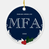 ホリーベリーブルーホワイトMFA卒業名年 セラミックオーナメント (裏面)