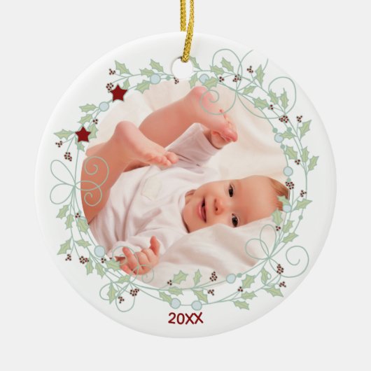ホリーリース-男の赤ちゃん初めてのクリスマス写真 セラミックオーナメント (正面)