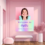 ホログラフィカスタムック写真18th birthday welcome ポスター<br><div class="desc">18（または任意の年齢）のパーティーの歓迎ポスター。紫色、ピンク、ミントグリーンのホログラフィック背景。あなたの誕生日の女高品質の子の自分の写真をカスタマイズして追加。文字：紫色の名前で手書きスタイルスモダンクリプト付き。名前のテンプレート。</div>
