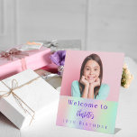 ホログラフィカスタムック写真18th birthday welcome 台座サイン<br><div class="desc">18 （または任意の年齢）のパーティーのウェルカムサイン。紫色、ピンク、ミントグリーンのホログラフィック背景。あなたの誕生日の女高品質の子の自分の写真をカスタマイズして追加。文字：紫色の名前で手書きスタイルスモダンクリプト付き。名前のテンプレート。</div>