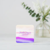 ホログラフィピンクおよび金ゴールド抽象芸術タイポグラフィ スクエア名刺 (スタンド正面)