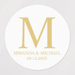 ホワイトおよび金ゴールドエレガントモノグラム結婚式の引き出物 ラベル<br><div class="desc">白い背景にエレガント金ゴールドセリフフォントスタイルでモノグラム、名前、日付を特色にしたデザイン。注意:箔の詳細はアートワークでシミュレートされる。この製品の製造に実際の箔は使用されない。</div>