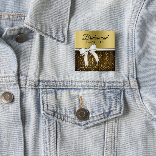 ホワイトおよび金ゴールド結婚リボンのブリーズメイド名タグ 缶バッジ (インサイチュ)