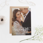 ホワイトかわいらし・ハンドレタリング写真Save the Date II セーブザデート<br><div class="desc">縦型エレガント写真モダンは、カラフル紙吹雪模様の書を取り入れた日付フラットカーモダンドを保存している。このセーブ・ザ・デート案内をカスタマイズするには、自分の写真と詳細を追加する。私の店でも同様の品が売れている。</div>