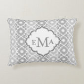 ホワイトとグレーのストライプクローバー アクセントクッション (正面)