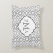 ホワイトとグレーのストライプクローバー アクセントクッション (正面(垂直))