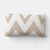 ホワイトとタンシェブロン – ブラウン – ランバークッション (裏面)