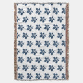 ホワイトとネイビーの紅葉パターンブランケット スローブランケット (正面縦)