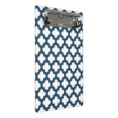 ホワイトとネイビーブルートレリス、ラティス、クローバー ミニクリップボード (アングル)