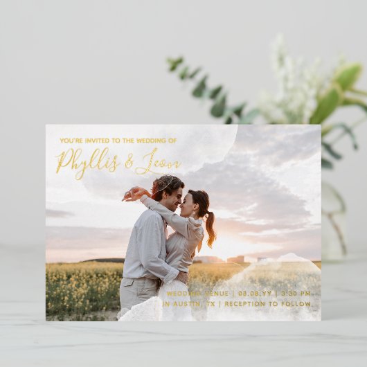 ホワイトと金ゴールドウォーターカラー非公式フォト結婚ズ 箔招待状 (立ち正面)