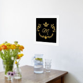 ホワイトと金ゴールドクラウンクレストモノグラムの 箔ポスター (レイダウン (キッチン))