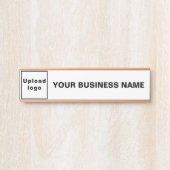 ホワイトのドアサインに表示されるぶら下がったビジネス名とロゴ サインプレート (正面)