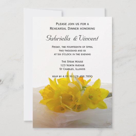 ホワイトのリハーサル結婚ディナーに黄色の水仙 招待状 (正面)
