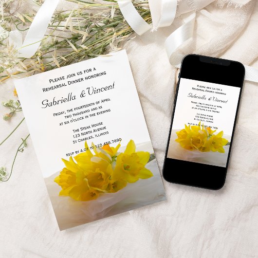 ホワイトのリハーサル結婚ディナーに黄色の水仙 招待状