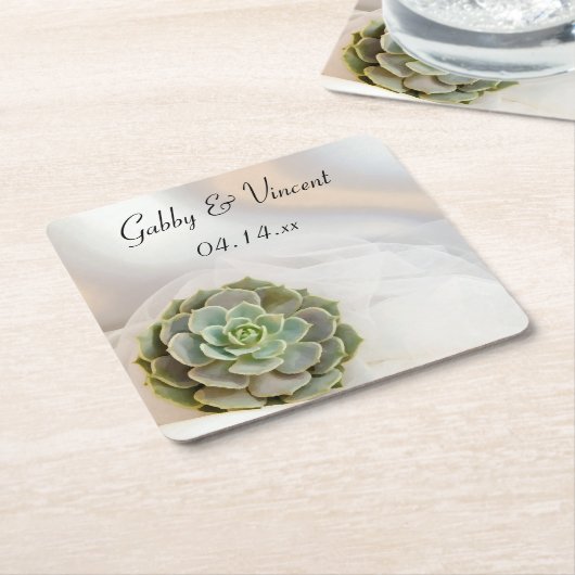 ホワイトの上に緑色の結婚多肉株 スクエアペーパーコースター (アングル)