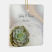 ホワイトの上に緑色の結婚多肉株 セラミックオーナメント (右)