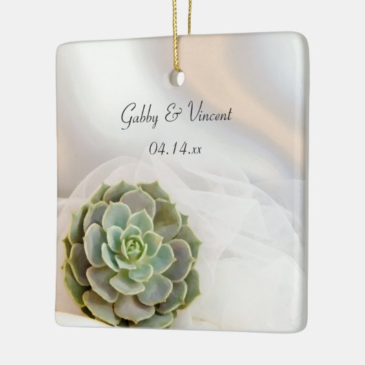 ホワイトの上に緑色の結婚多肉株 セラミックオーナメント (左)