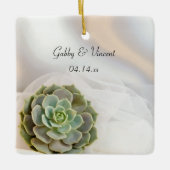 ホワイトの上に緑色の結婚多肉株 セラミックオーナメント (正面)