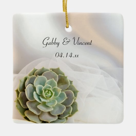 ホワイトの上に緑色の結婚多肉株 セラミックオーナメント (正面)