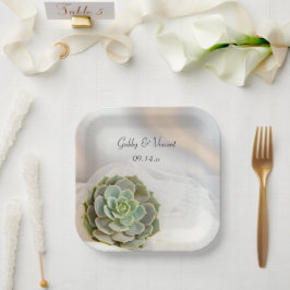 ホワイトの上に緑色の結婚多肉株 ペーパープレート