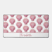 ホワイトの海岸ピンクの貝殻 パーソナライズ デスクマット (正面)