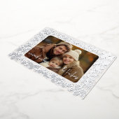 ホワイトの葉っぱ付き松ぼっくり ホリデー ワンフォト カード (回転した状態)