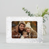 ホワイトの葉っぱ付き松ぼっくり ホリデー ワンフォト カード (立ち正面)