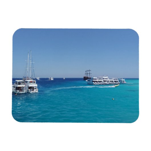 ホワイトアイランドポス近くに観光客付きヨット駐車場 マグネット (横)