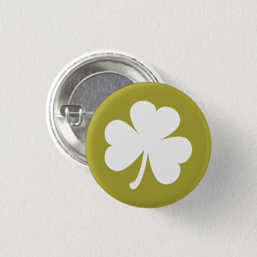 ホワイトアイリッシュシャムロック素朴オン金ゴールド背景 缶バッジ (正面&裏面)
