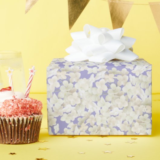 ホワイトアジサイONパステルパープル ラッピングペーパー (誕生日パーティー)