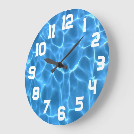 ホワイトアスレティックナンバーズアクアブルースイミングプール ラージ壁時計 (傾斜)
