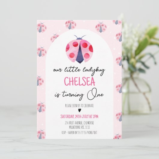 ホワイトアモダンーチピンクレディバグ1st誕生日 招待状 (スタンド正面)