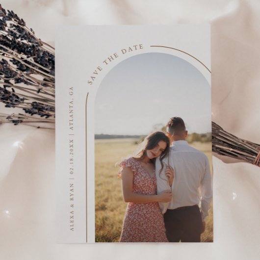 ホワイトアーチの結婚式フォト セーブザデート