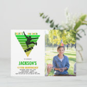 ホワイトイエローグリーンフォトスケートボード誕生日 招待状 (スタンド正面)