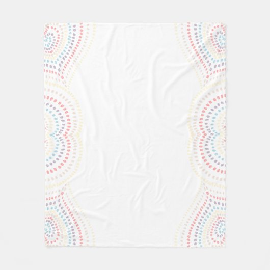 ホワイトイエローピンクブルー同心ハートレインボー フリースブランケット (正面)