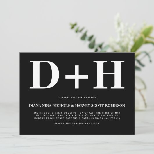 ホワイトイニシャルはっきりしたタイポグラフィブ結婚ラック 招待状 (スタンド正面)