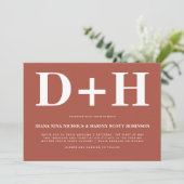 ホワイトイニシャルテラコッタはっきりしたタイポグラフィ結婚ズ 招待状 (スタンド正面)