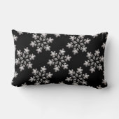 ホワイトウィンタースノーフレークオンブラックホリディピロー ランバークッション (裏面)
