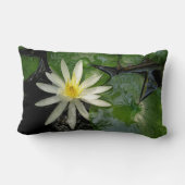 ホワイトウォーター・リリー |緑のリリーパッドの写真 ランバークッション (裏面)