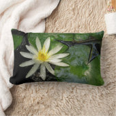 ホワイトウォーター・リリー |緑のリリーパッドの写真 ランバークッション (ブランケット)