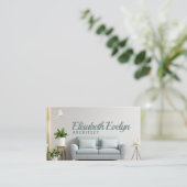 ホワイトウォールのリビングルームにソファと飾りが付いている 名刺 (スタンド正面)