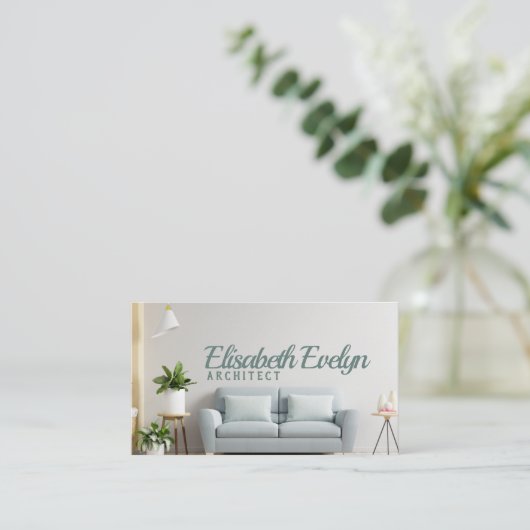 ホワイトウォールのリビングルームにソファと飾りが付いている 名刺 (スタンド正面)