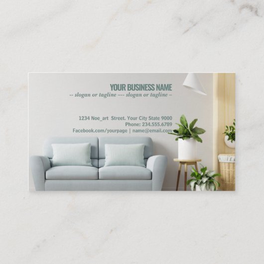 ホワイトウォールのリビングルームにソファと飾りが付いている 名刺 (裏面)