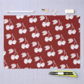 ホワイトウッドカットさくらんぼデザインオンダークレッド 薄葉紙 (クラフト)