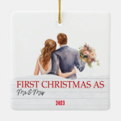 ホワイトウッドパーソナライズされたズ私たちの初めてのクリスマス セラミックオーナメント (裏面)