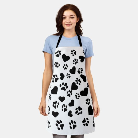 ホワイトエプロンハート&ポープリントパターン エプロン (着用した状態)