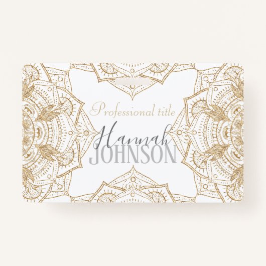 ホワイトエレガント&金ゴールドマンダラハンドドローデザイン バッジ (正面)