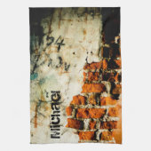 ホワイトオレンカッコいいジ古いレンガの壁のグレフィティあなたの名前 キッチンタオル (縦)