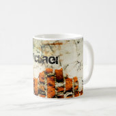 ホワイトオレンカッコいいジ古いレンガの壁のグレフィティあなたの名前 コーヒーマグカップ (正面右)