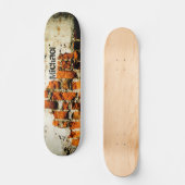 ホワイトオレンカッコいいジ古いレンガの壁のグレフィティあなたの名前 スケートボード (正面)